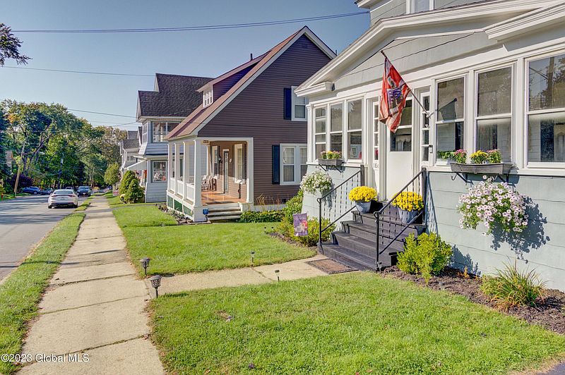 3rd image of 186 Brookside Avenue