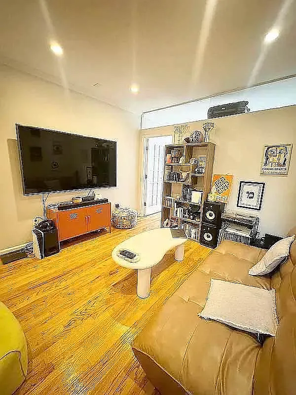 Building Photo - 104 Suffolk St #18A