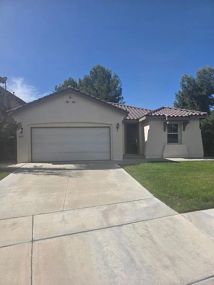 Crowne Hill 3 Bedroom Single Level Home on Cul-de-Sac — Photo 1