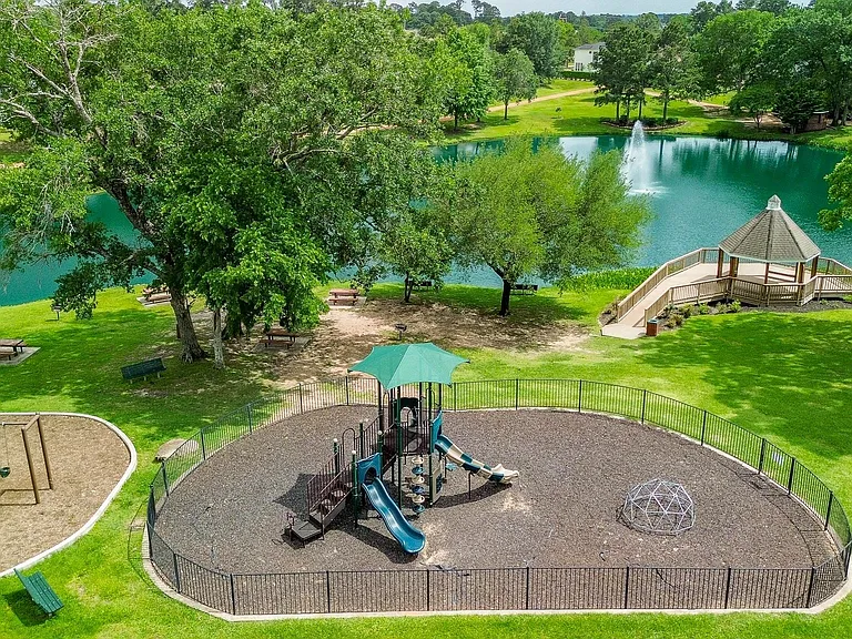 241 Blue Hill Dr — Photo 32