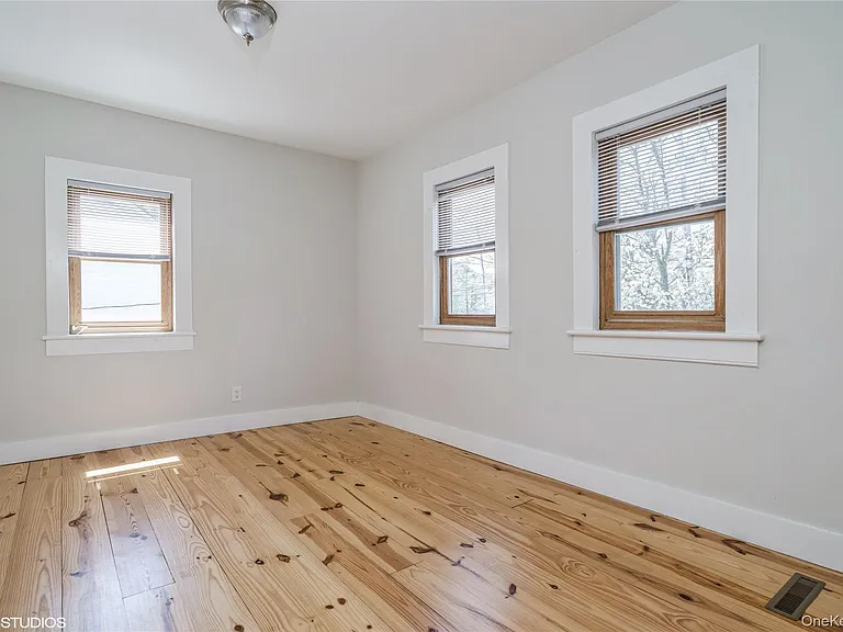 1392 Kings Hwy — Photo 23