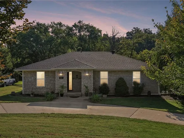 919 Shawnee St, Tonganoxie, KS 66086