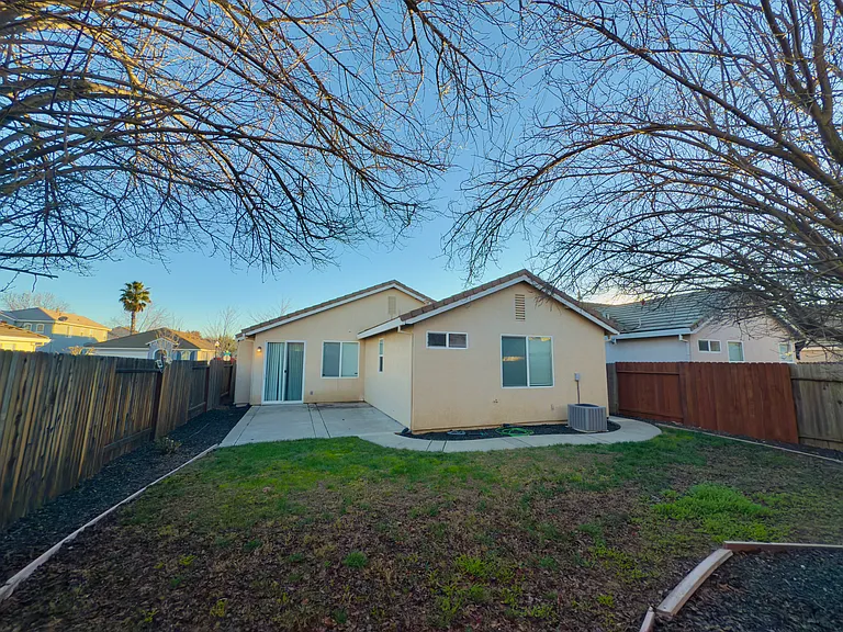 Spacious backyard perfect for kids, entertainment, and relaxation! A must-have feature, especially in the age of remote work_your outdoor haven awaits!