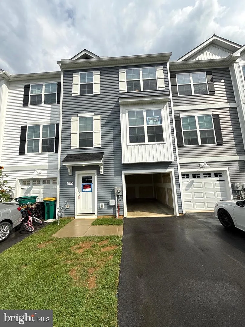 3 bed, 2.5 bath, 1900 sqft, $2,200 — Photo 2