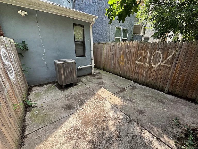 1717 Fontain St — Photo 22