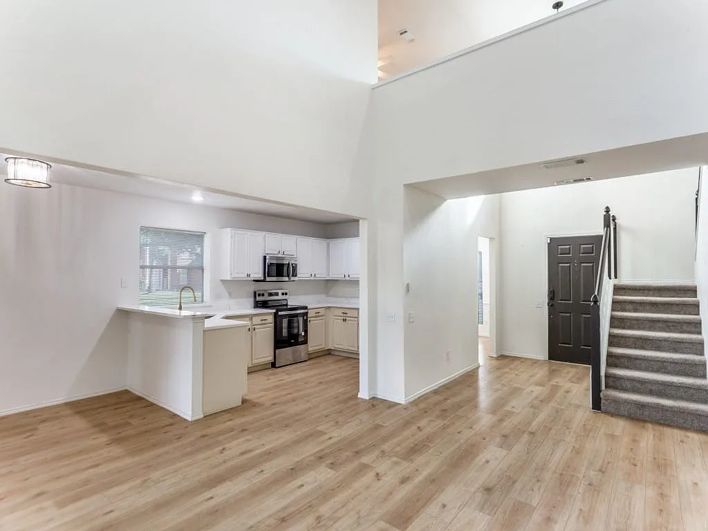 4 bed, 2.5 bath, 2472 sqft, $2,600 — Photo 2