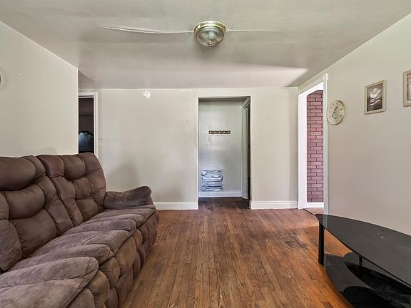 4th image of 422 Masons Mill Rd
