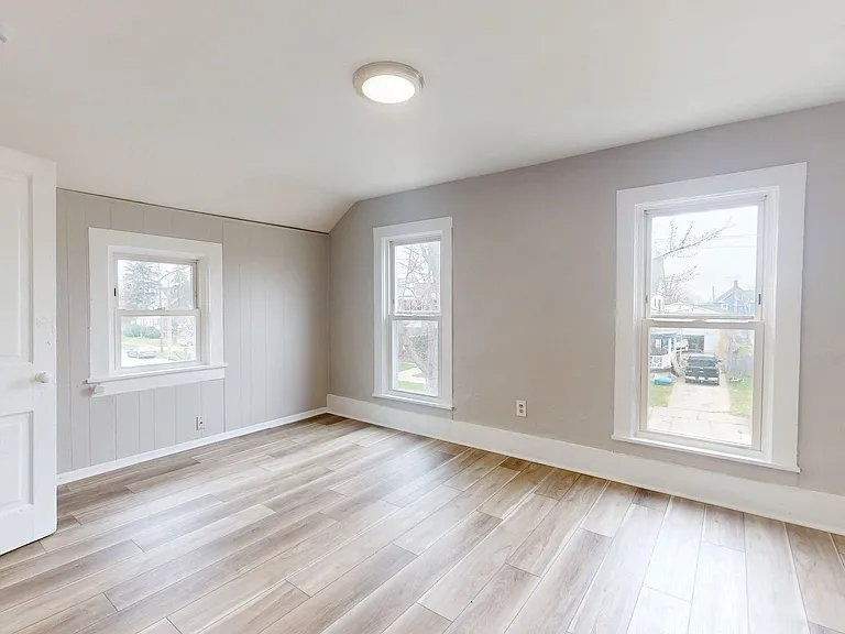 1031 W 9th St — Photo 16
