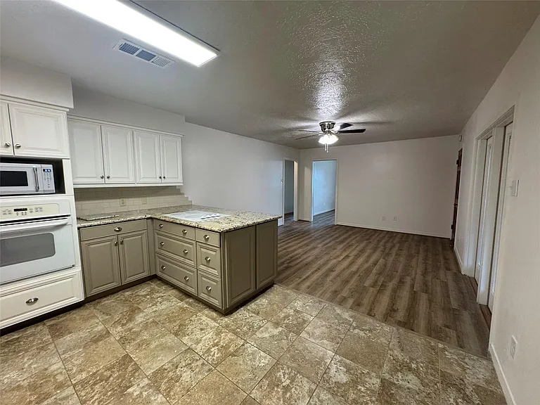 2611 Prairie Ave — Photo 12