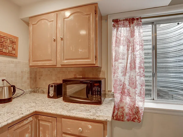 GOOD NATURAL LIGHT IN KITCHEN