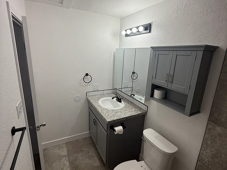409 Plymouth Ave — Photo 11