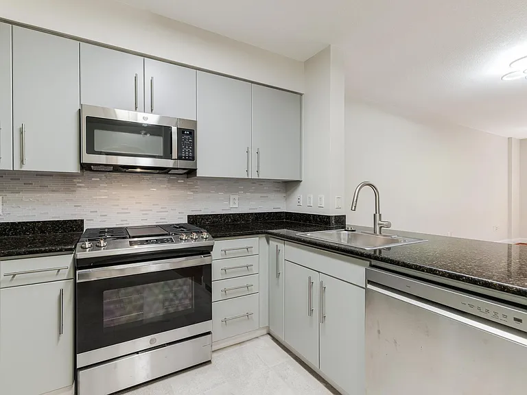 1021 N Garfield St — Photo 11