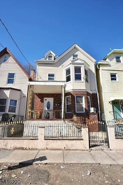 780 Madison Ave photo 1