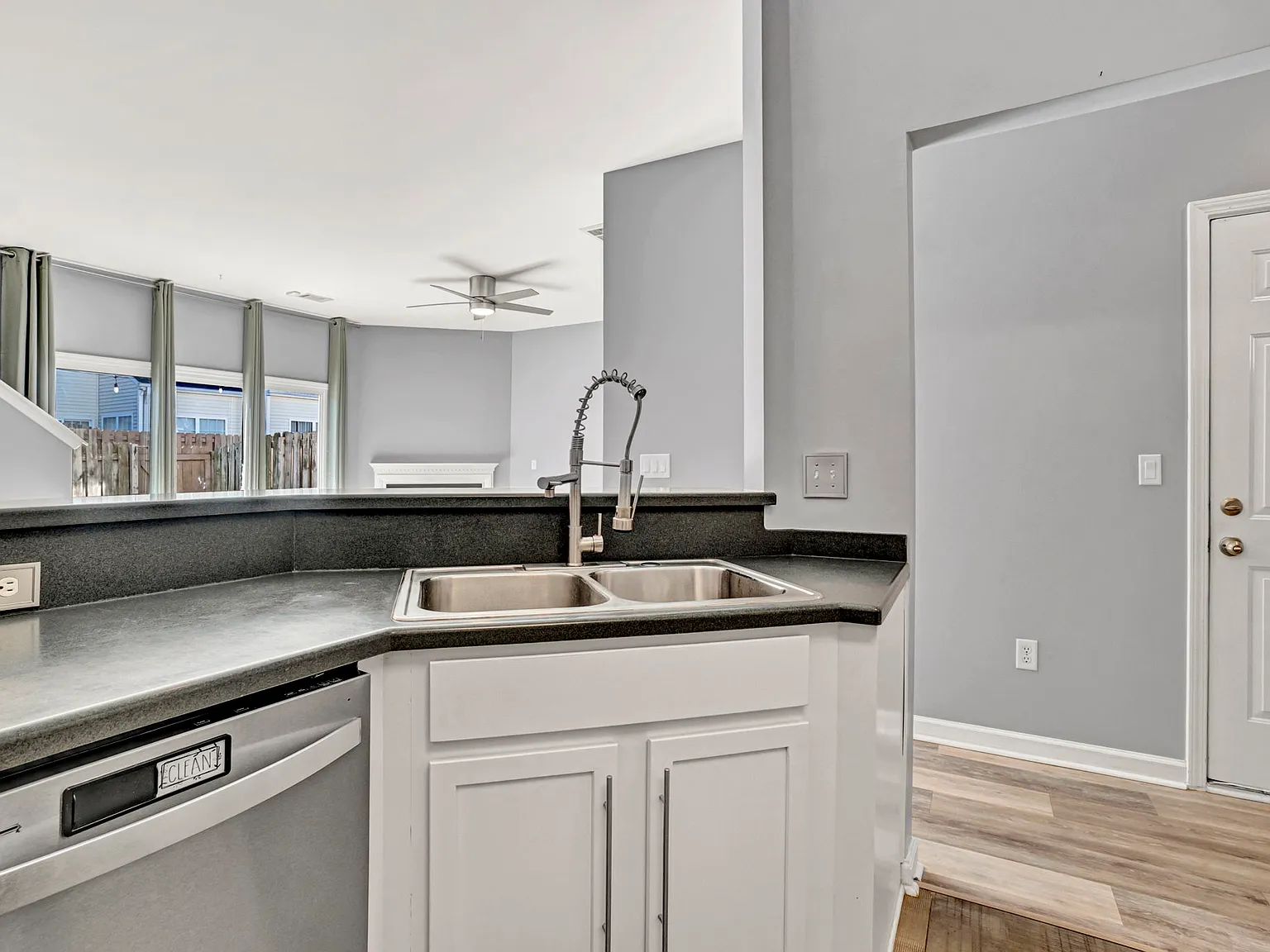 3 bed, 1500 sqft, $1,900 — Photo 3
