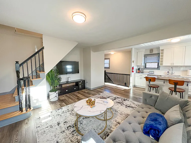 7 Laird Pl #2 — Photo 2