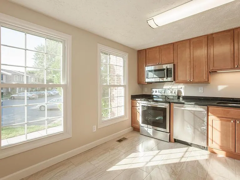 2911 Bridgehampton Ct — Photo 5