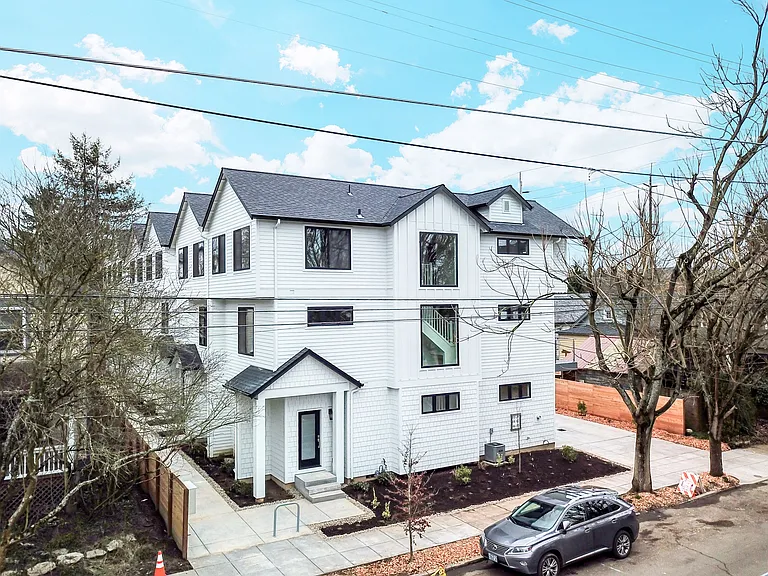 190 NE Stanton St — Photo 2