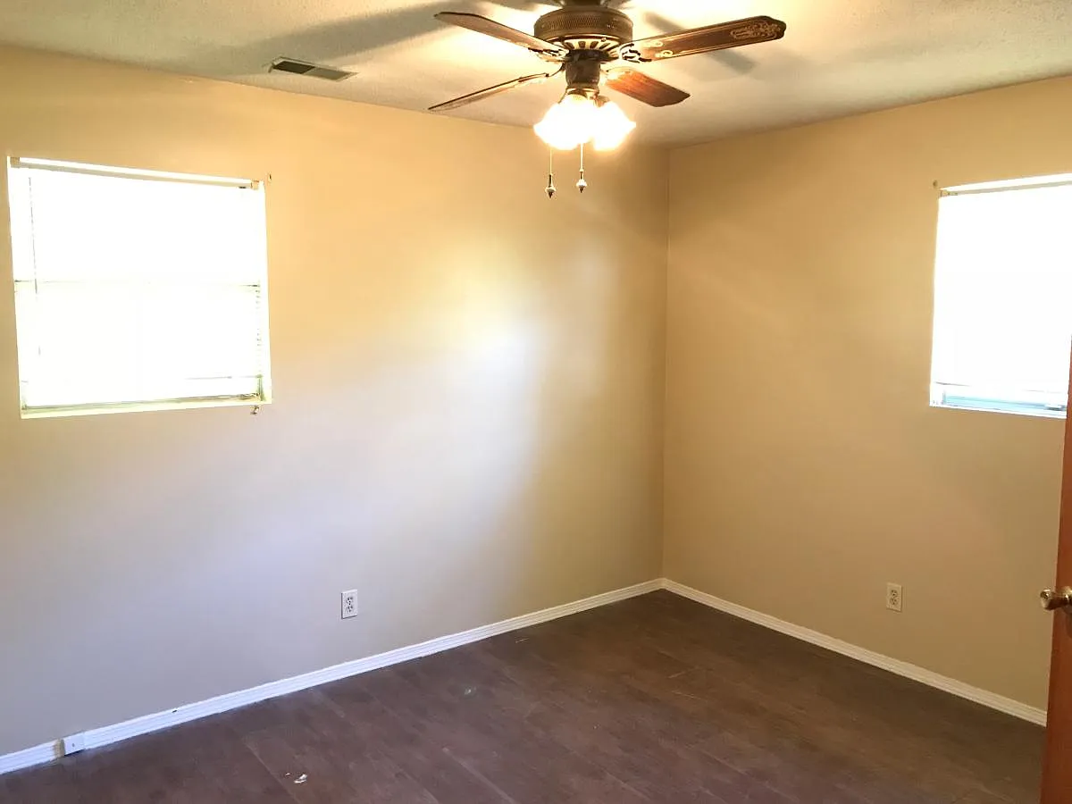 4 bed, 1.5 bath, 1430 sqft, $1,350 — Photo 4