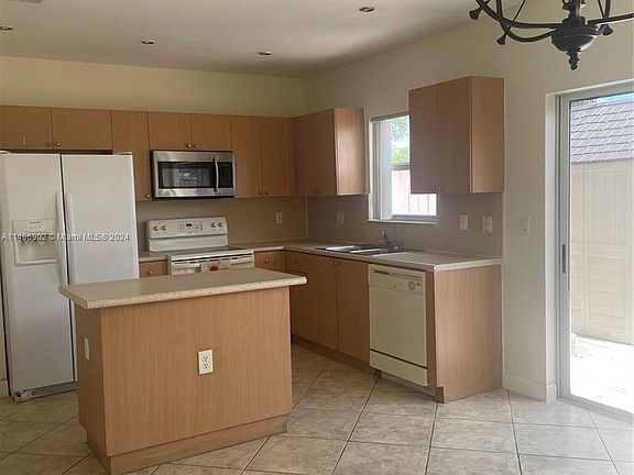 4th image of 1646 SE 30th St #1646