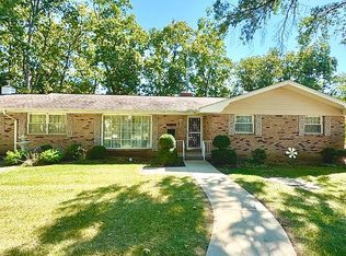 1921 Meadowlake Dr, Charleston, IL