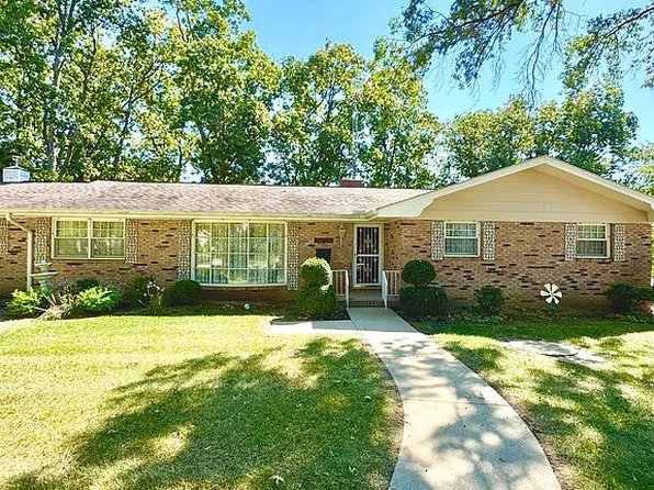 1921 Meadowlake Dr, Charleston, IL 61920