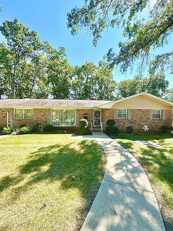 1921 Meadowlake Dr photo 1