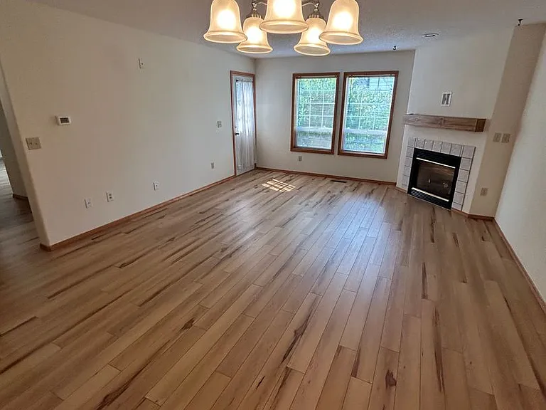 824 NE Ashby Ct — Photo 3