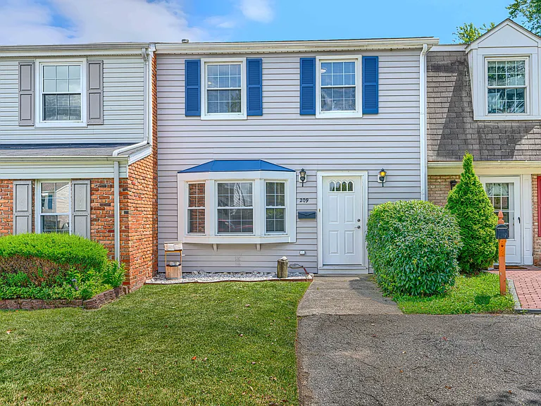 209 Bridge Dr — Photo 3