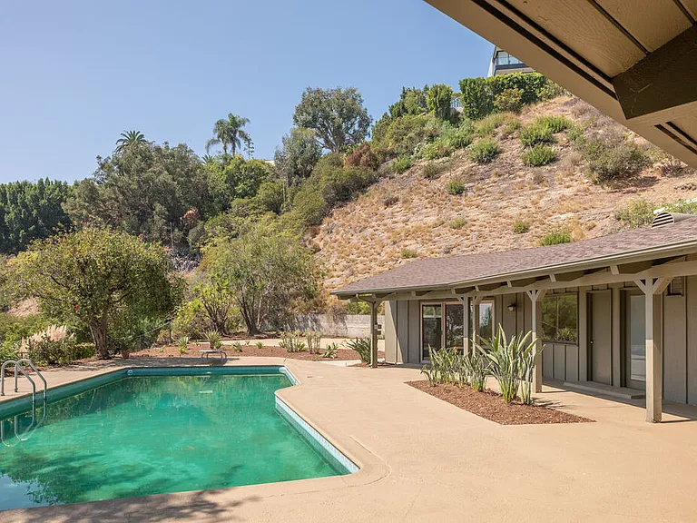 1365 N Wetherly Dr — Photo 15