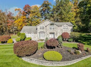 22 Appledale Ln, Chestnut Ridge, NY 10977
