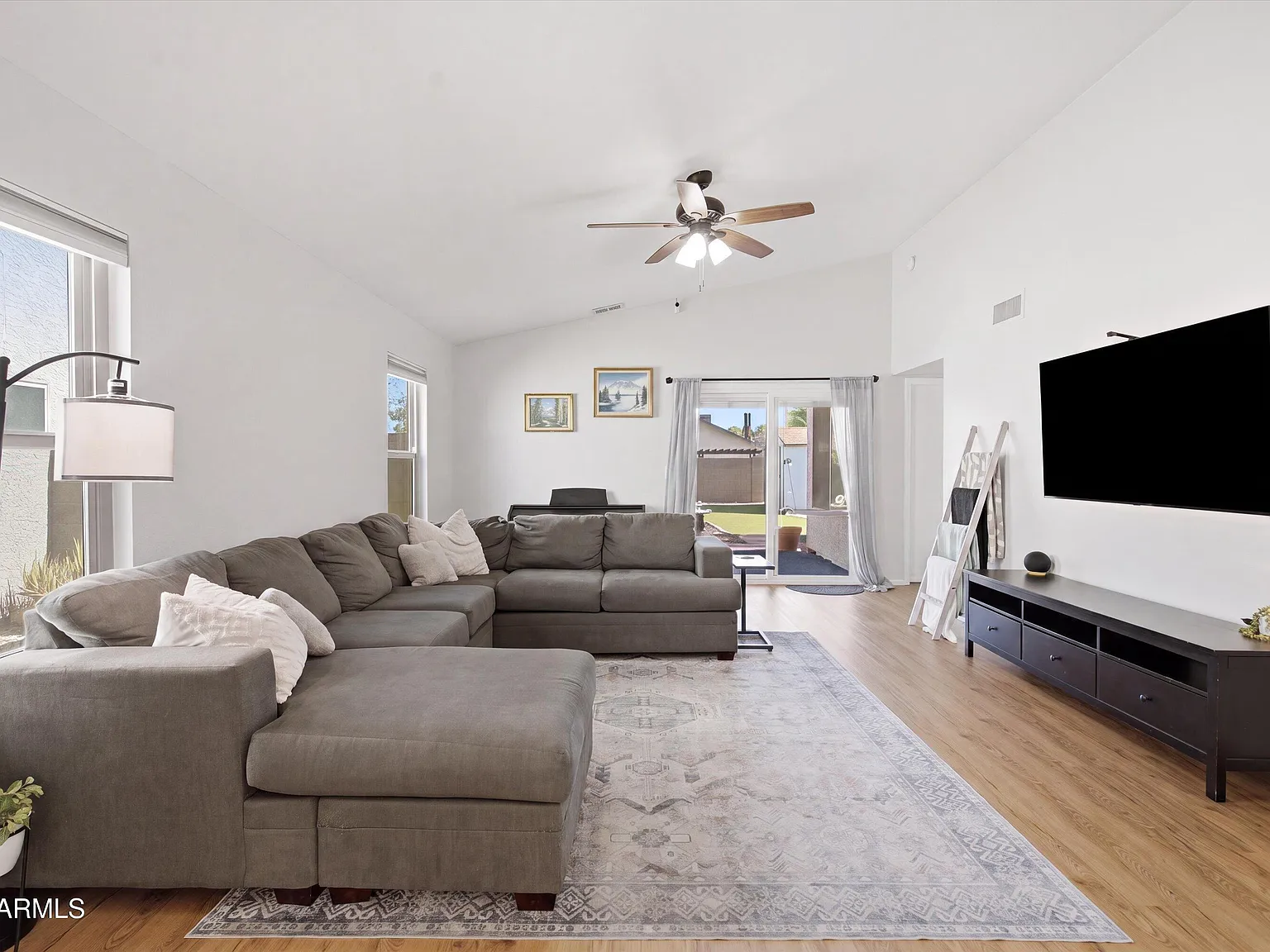 3 bed, 2.0 bath, 1236 sqft, $2,000 — Photo 4