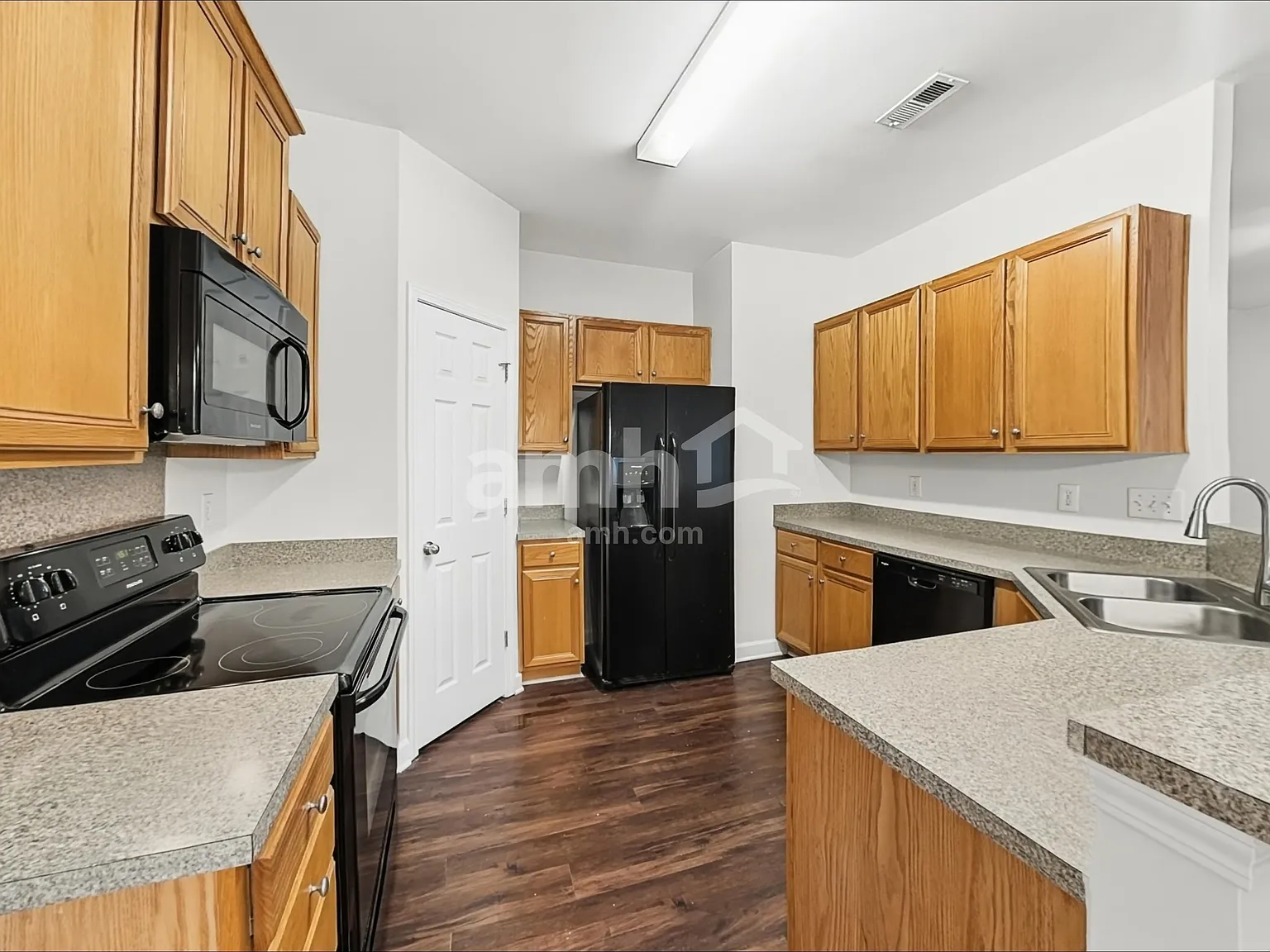 3 bed, 2.5 bath, 1662 sqft, $2,060 — Photo 4