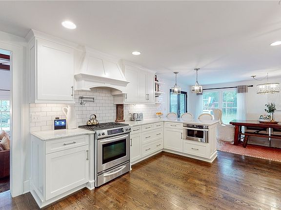 5th image of 80 N Oviatt St