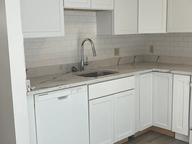 124 Richards Ln — Photo 2