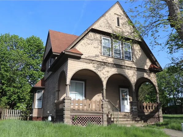 655 New Castle Ave, Sharon, PA 16146