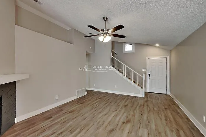 3 bed, 2.5 bath, 1438 sqft, $2,240 — Photo 3