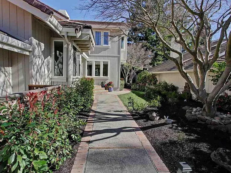956 Redwood Dr — Photo 2