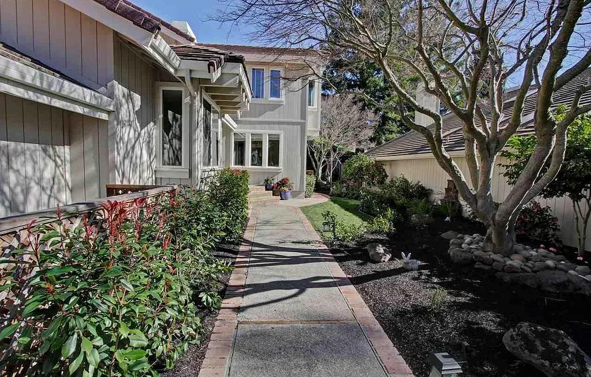 Building Photo - 956 Redwood Dr