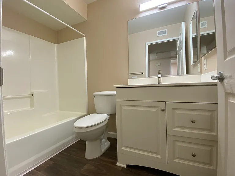 Sunny Creek Apartments — Photo 13
