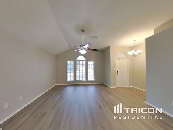 3rd image of 1013 Meadowbend Dr