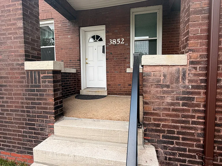 3850-3852 De Tonty St #3852B — Photo 2