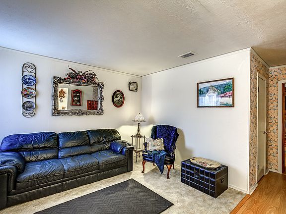3rd image of 1202 Lexington Dr