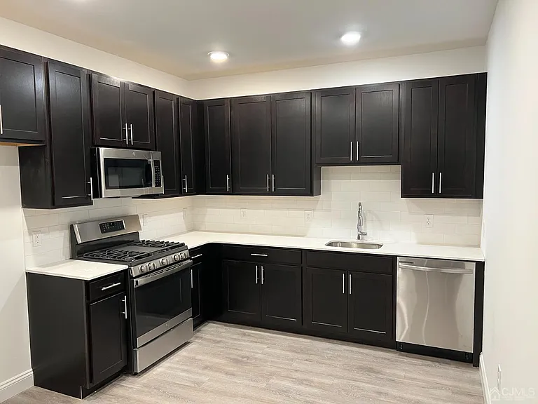 37 Main St #7 — Photo 1