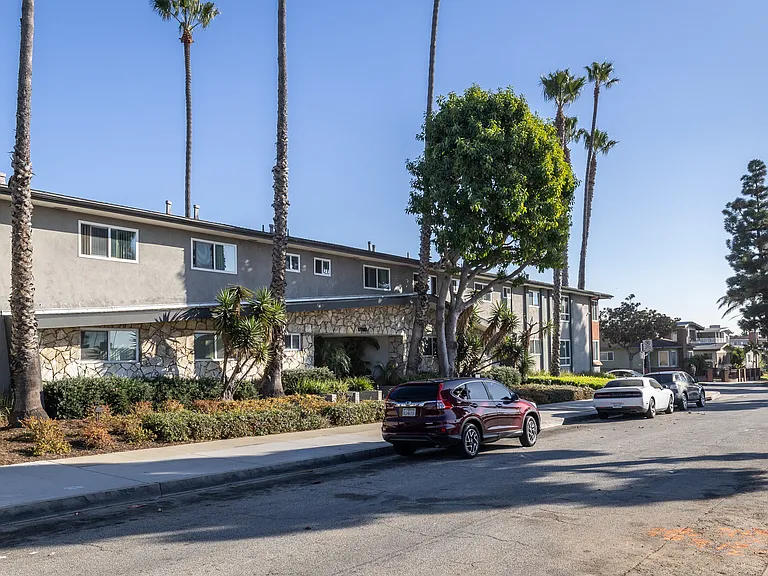 Crenshaw Manor — Photo 27