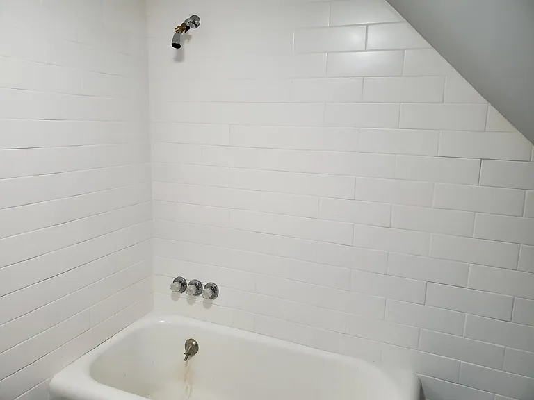 712 E 10th St #1/2 — Photo 14