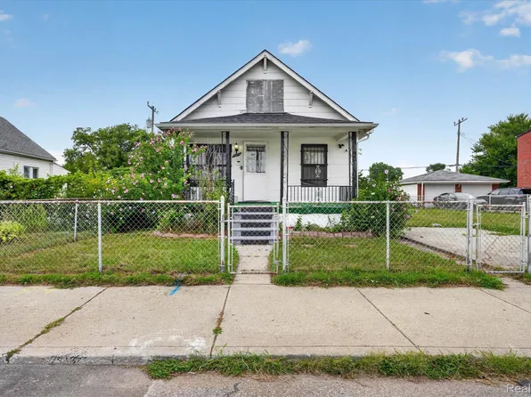 13228 Mitchell St, Hamtramck, MI 48212
