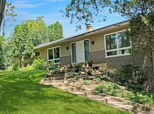 24637 N White Pine Dr, Lake Barrington, IL 60010