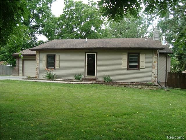 1st image of 1048 Erskine Way