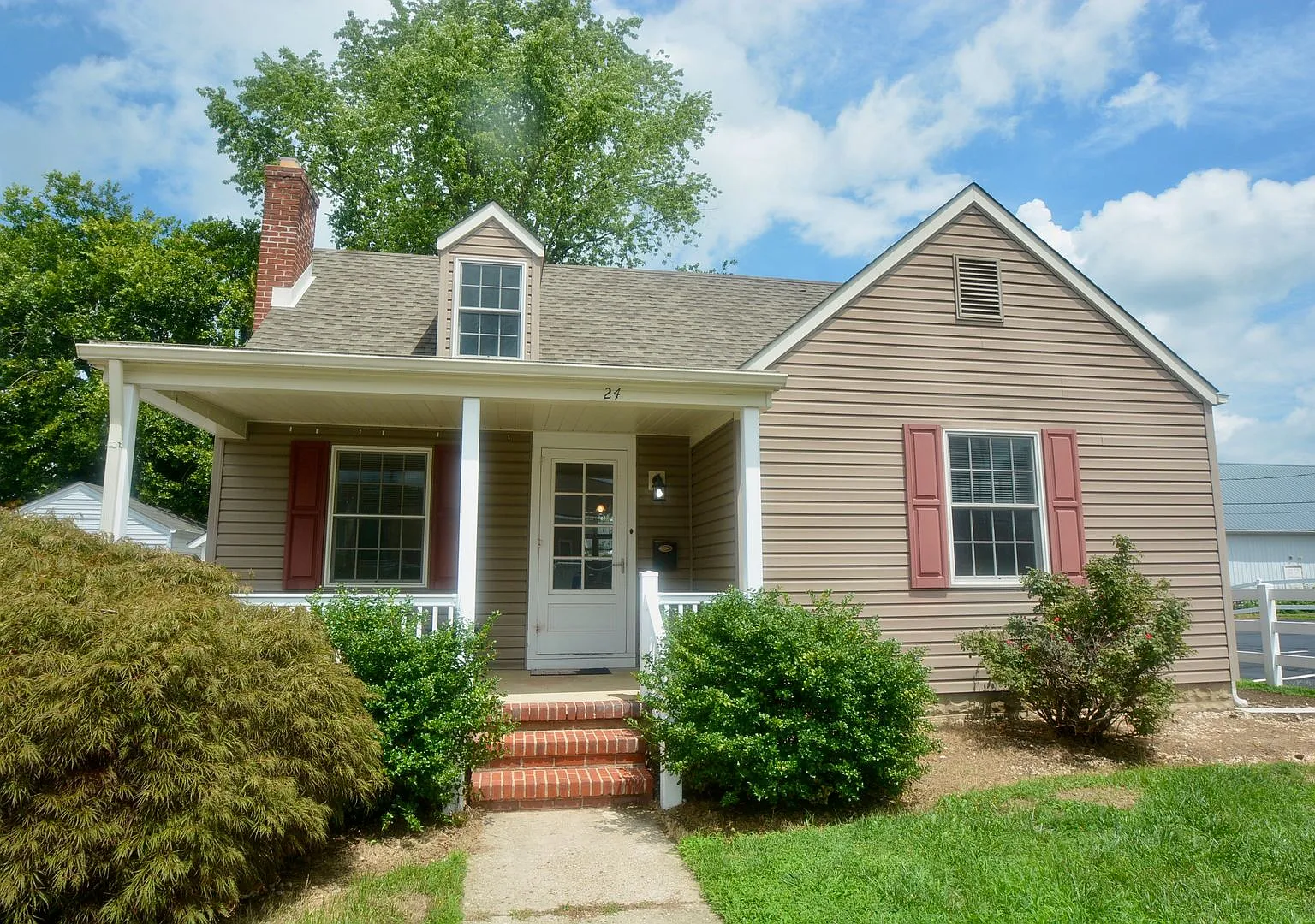 This one is Perfect!! It's a 2 Bedroom Single-Family Home with a Garage in Smyrna — Photo 2
