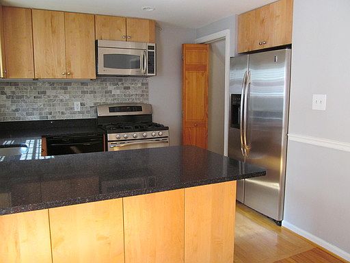 3rd image of 5839 Edgehill Dr